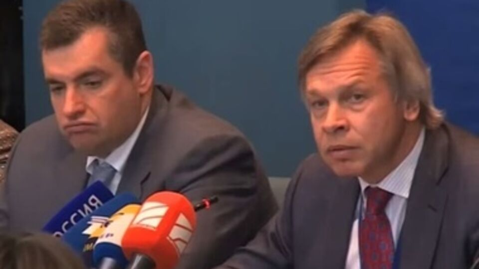Алексей Пушков (справа) заявил, что Россия не будет выполнять резолюцию ПАСЕ