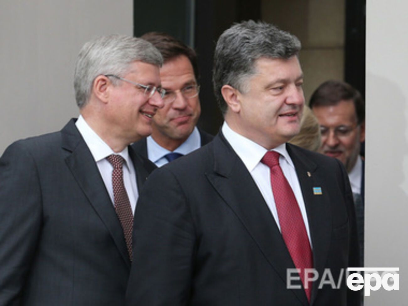 Харпер (слева) сообщил о выделении Украине очередного кредита