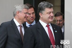 Харпер (слева) сообщил о выделении Украине очередного кредита