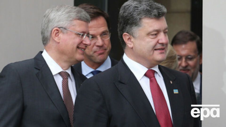 Харпер (слева) сообщил о выделении Украине очередного кредита