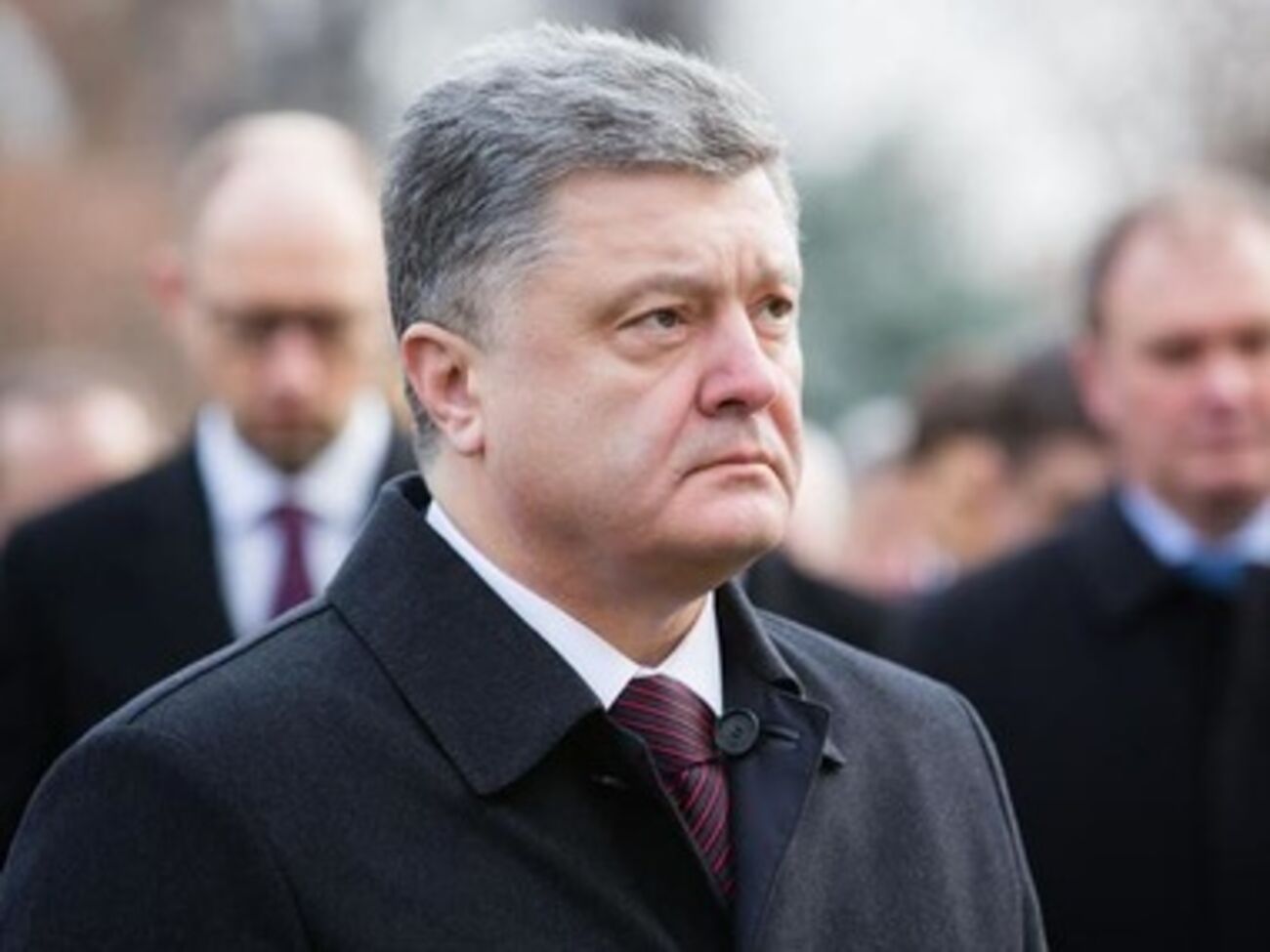 Порошенко: Наши воины воюют не за деньги, но это не снимает с власти и общества права и обязанности благодарить защитников