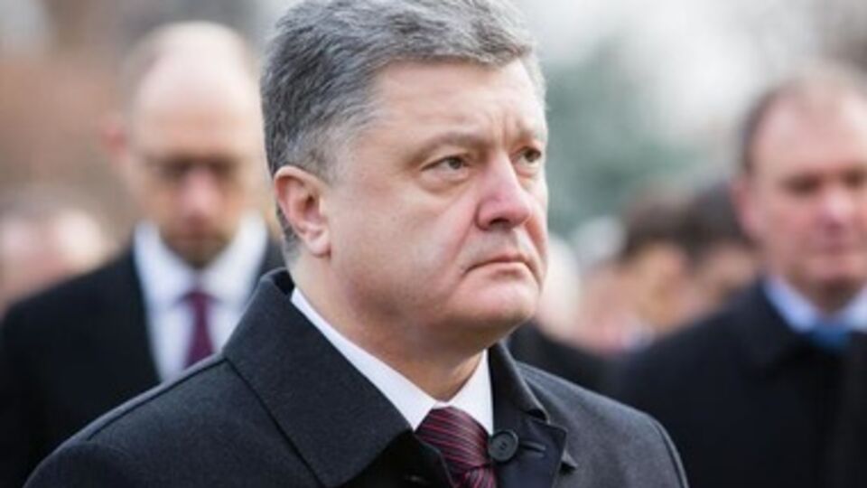 Порошенко: Наши воины воюют не за деньги, но это не снимает с власти и общества права и обязанности благодарить защитников