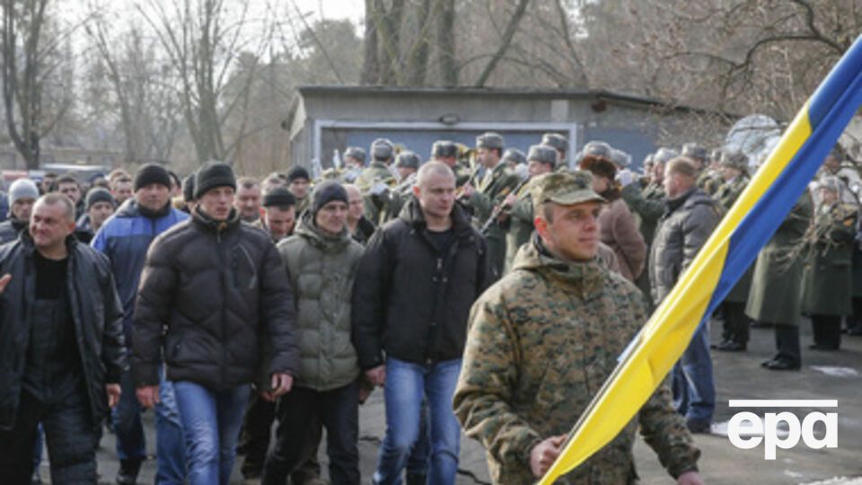 Бойцов регулярной армии пытаются противопоставить добровольцам, сообщил Семен Семенченко