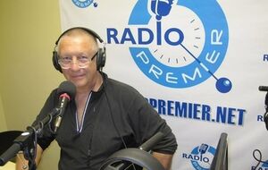 Константин Боровой в студии радио Premier (США) во время эфира программы "Политинформация", пилотный выпуск которой завершился исполнением гимна Украины.