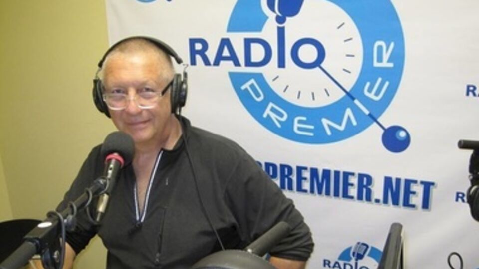 Константин Боровой в студии радио Premier (США) во время эфира программы "Политинформация", пилотный выпуск которой завершился исполнением гимна Украины.