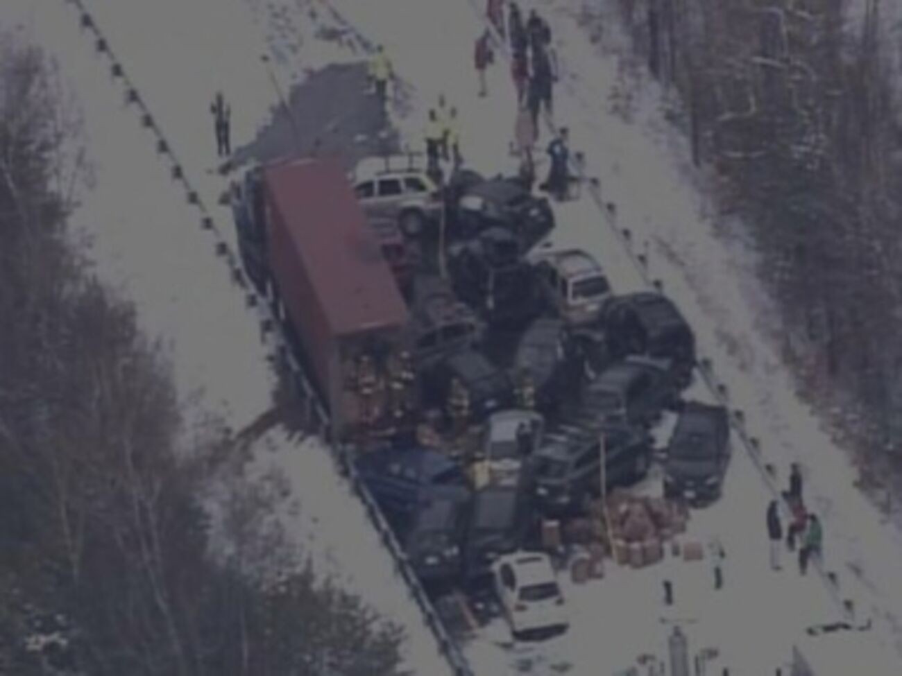 В настоящее время магистраль в США закрыта, дорожная полиция эвакуирует автомобили и людей