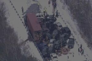 В настоящее время магистраль в США закрыта, дорожная полиция эвакуирует автомобили и людей