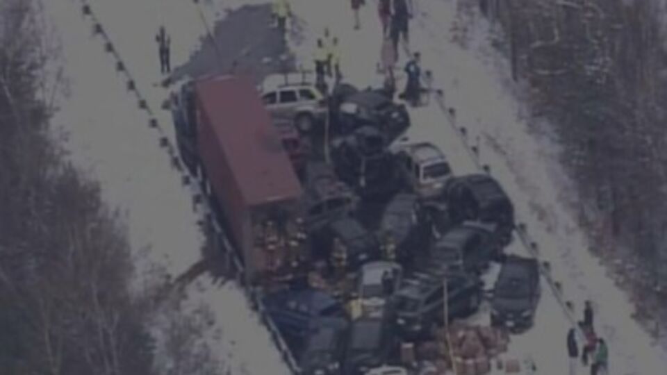 В настоящее время магистраль в США закрыта, дорожная полиция эвакуирует автомобили и людей