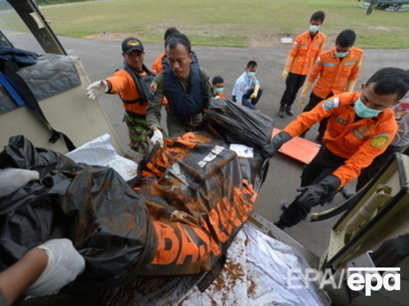 Под воду опущен специальный аппарат, чтобы сделать снимки обломков самолета