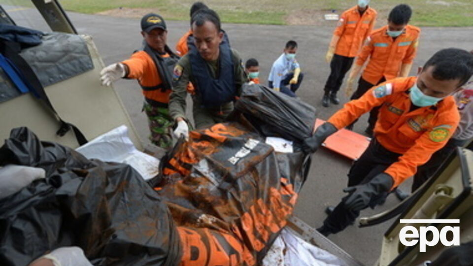 Под воду опущен специальный аппарат, чтобы сделать снимки обломков самолета