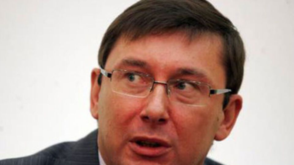 Заставлять депутатов и "ломать через колено" никто не будет, заявил Юрий Луценко