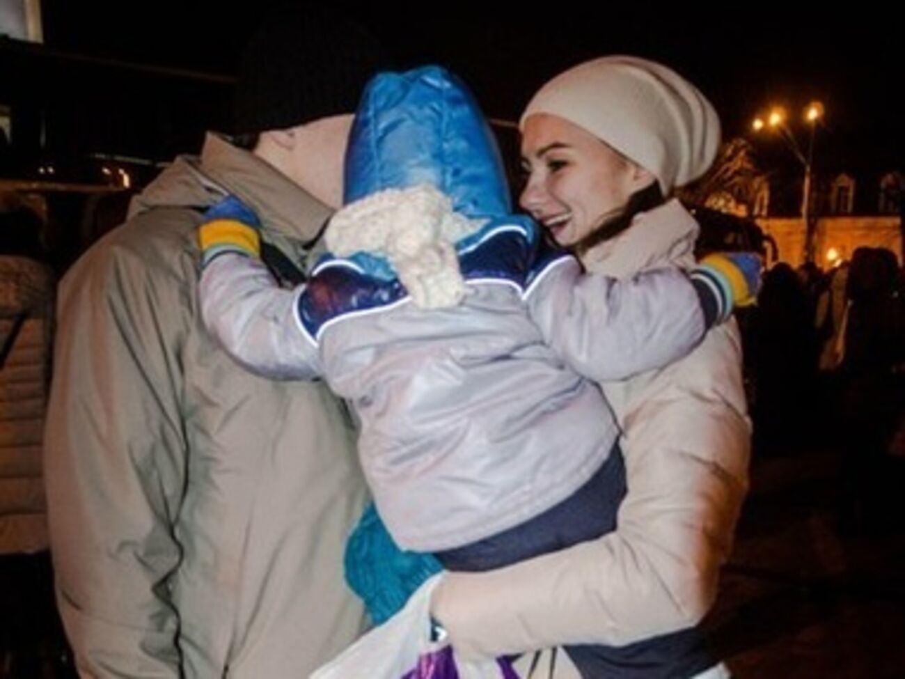 Провожающие скандировали "Героям Слава" и пели Гимн Украины