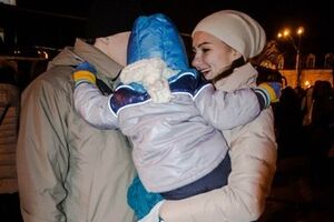 Провожающие скандировали "Героям Слава" и пели Гимн Украины