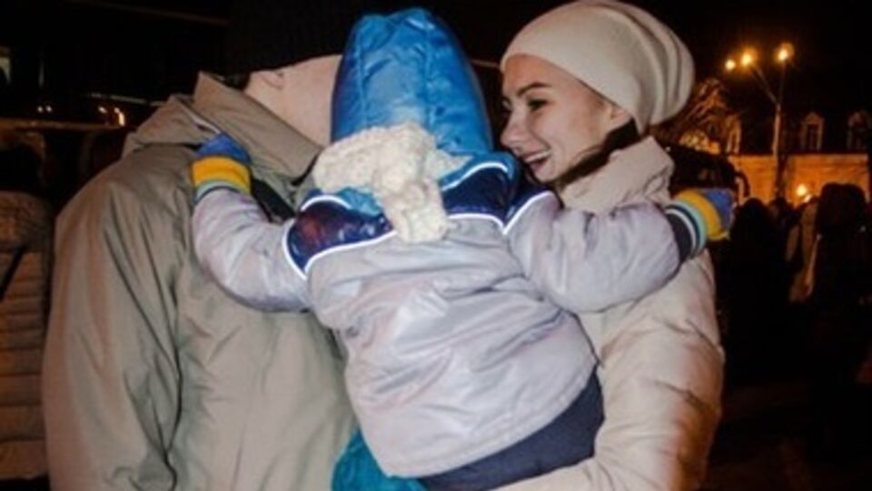 Провожающие скандировали "Героям Слава" и пели Гимн Украины