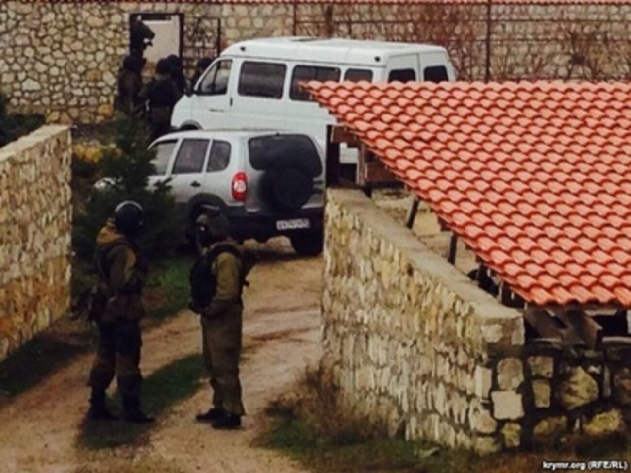 Дом Ахтема Чийгоза оцепили вооруженные силовики