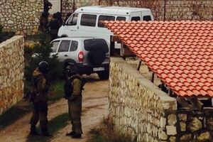 Дом Ахтема Чийгоза оцепили вооруженные силовики