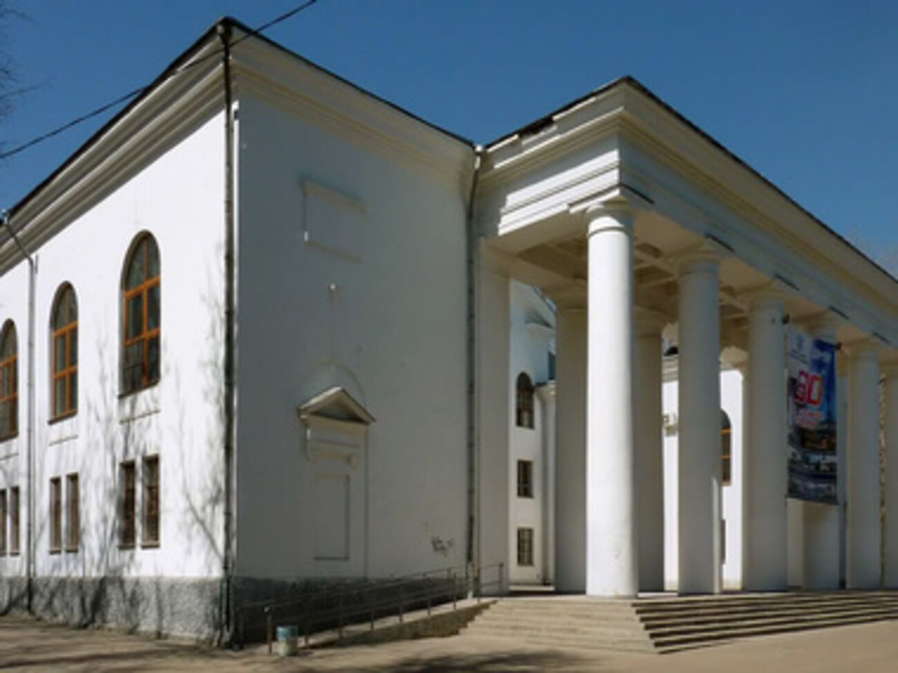 Дом культуры в Донецке, где раздавали гумпомощь