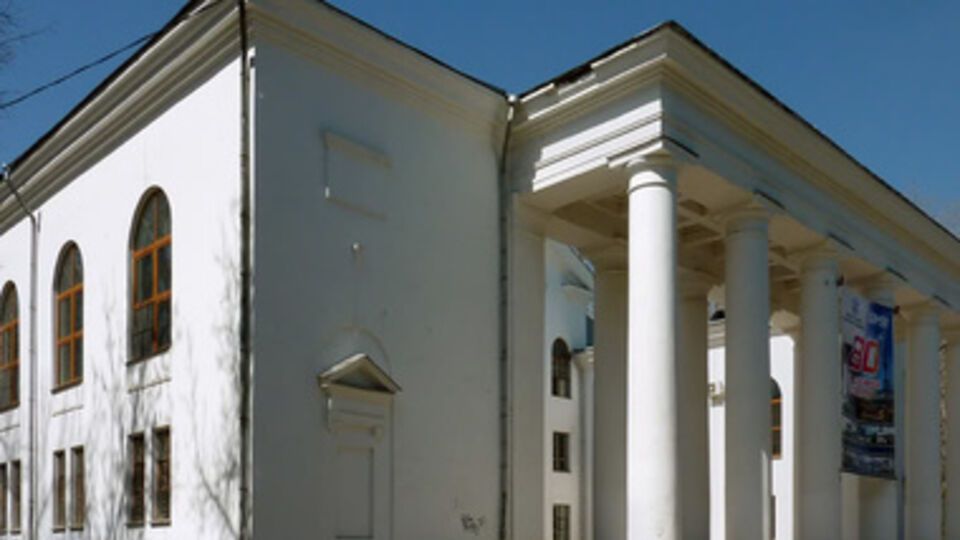 Дом культуры в Донецке, где раздавали гумпомощь