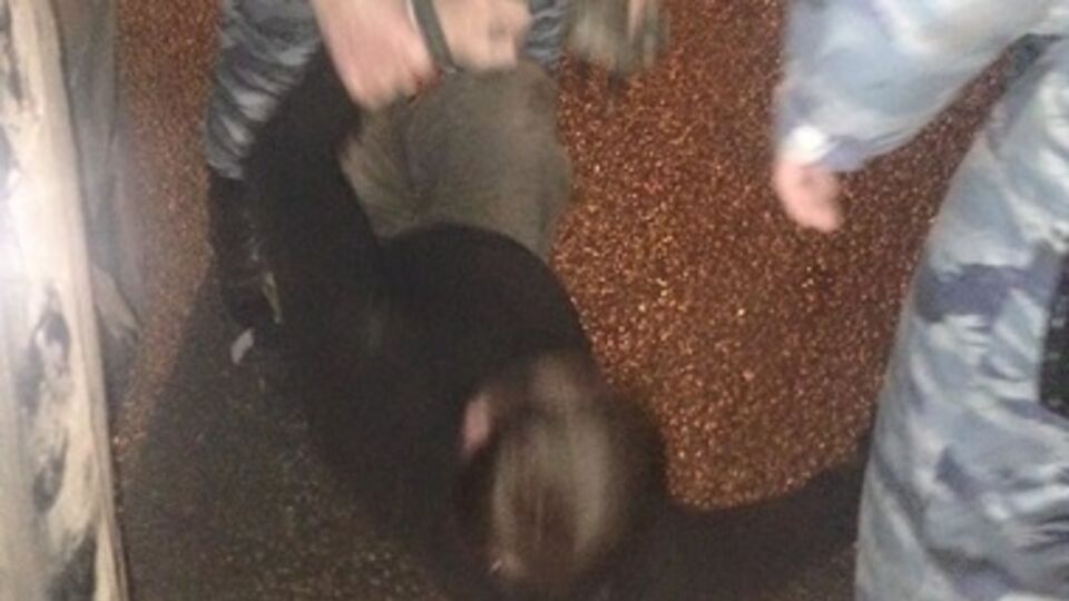 По данным МВД, Константин Реуцкий сам упал на землю, милиционеры помогали ему подняться