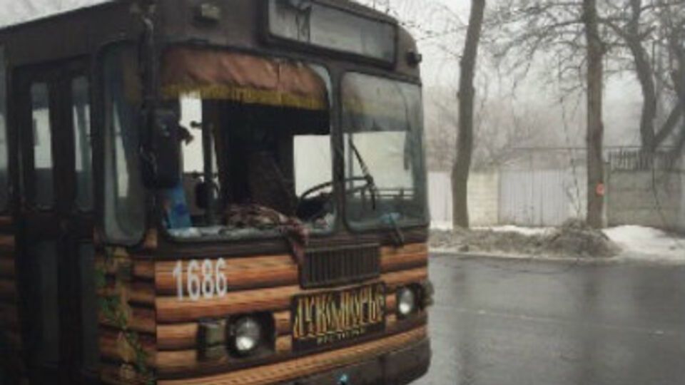 Из-за обстрела троллейбуса погибли два человека