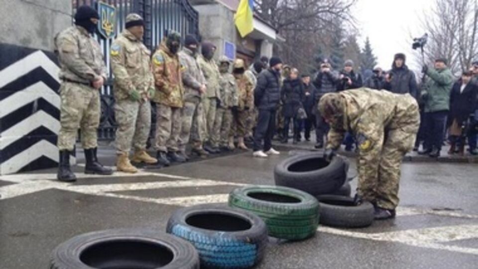 Под Минобороны в Киеве протестовали бойцы батальона "Айдар". Фоторепортаж