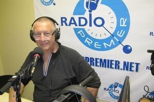 Konstantin Borovoy in the studio of the Premier Radio (USA) during the program "Political Information" whose pilot release ended with the Ukrainian anthem.