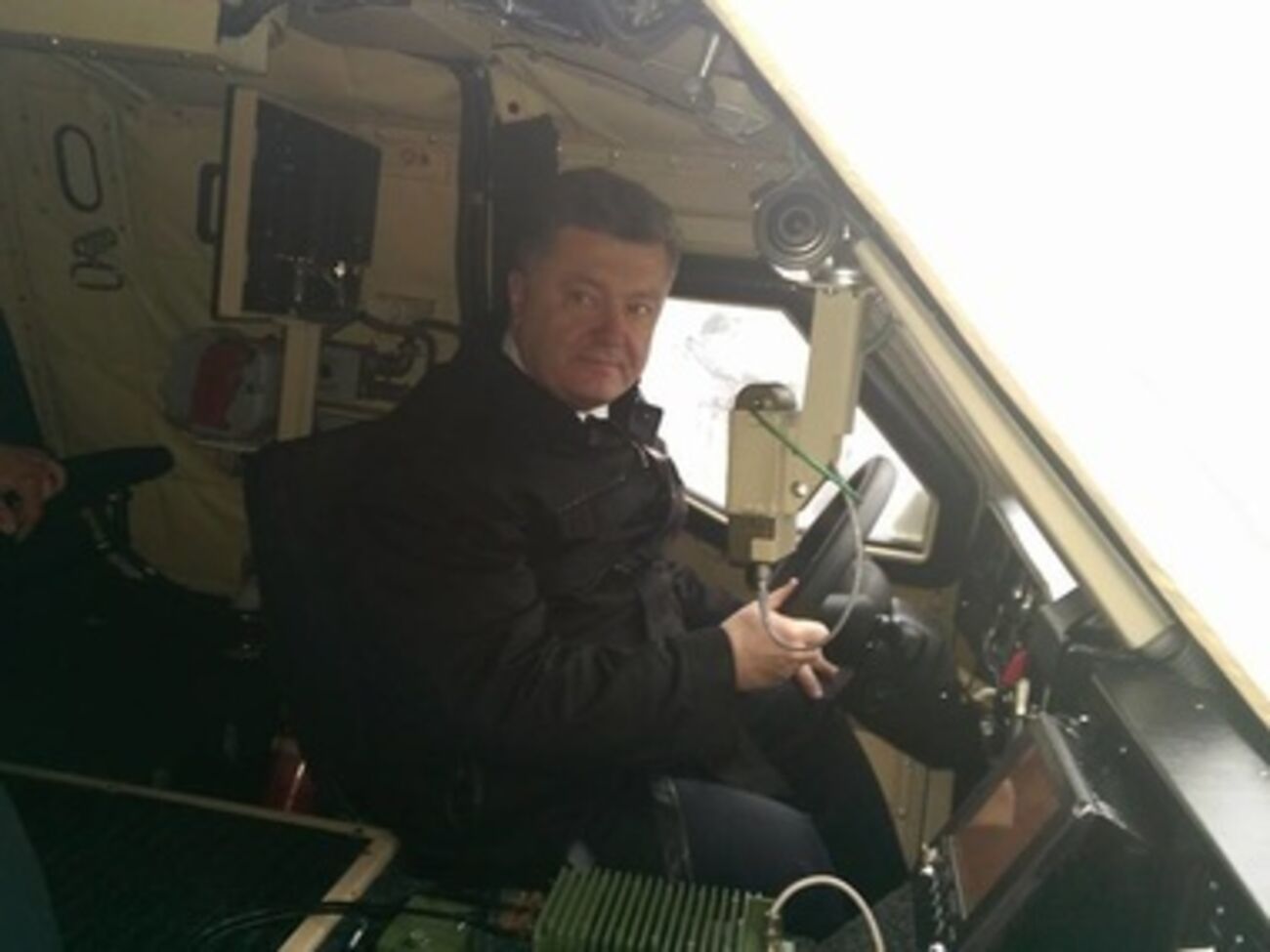 Порошенко проехался на новом БТР