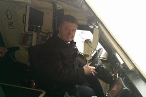 Порошенко проехался на новом БТР
