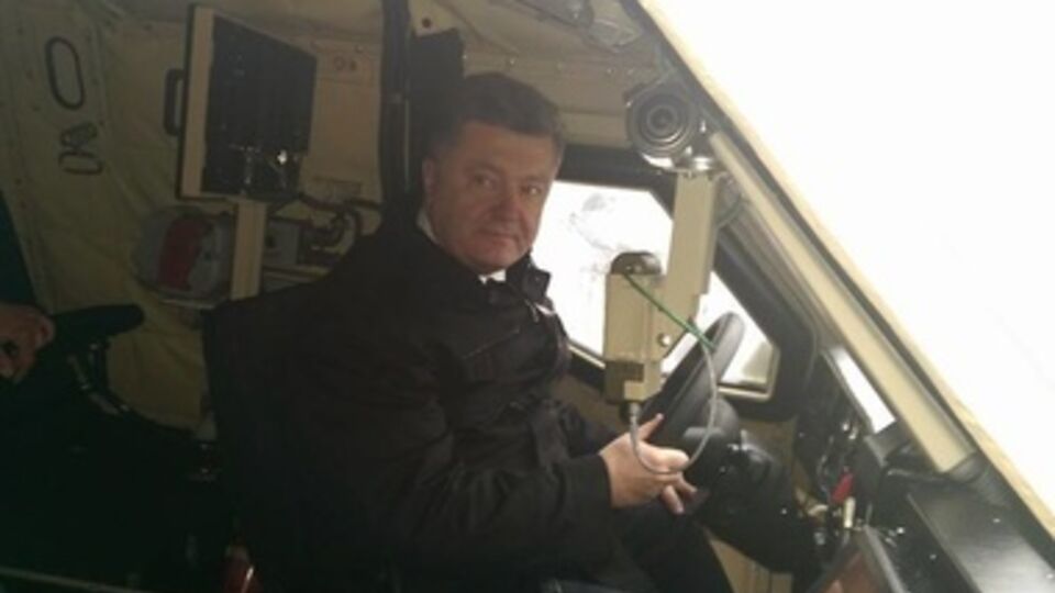 Порошенко проехался на новом БТР