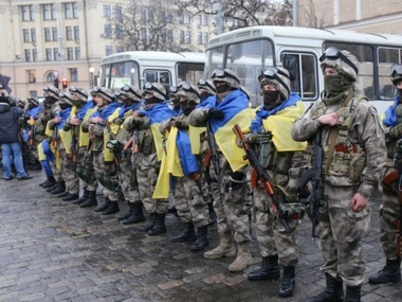 На центральной площади Харькова провожали добровольцев