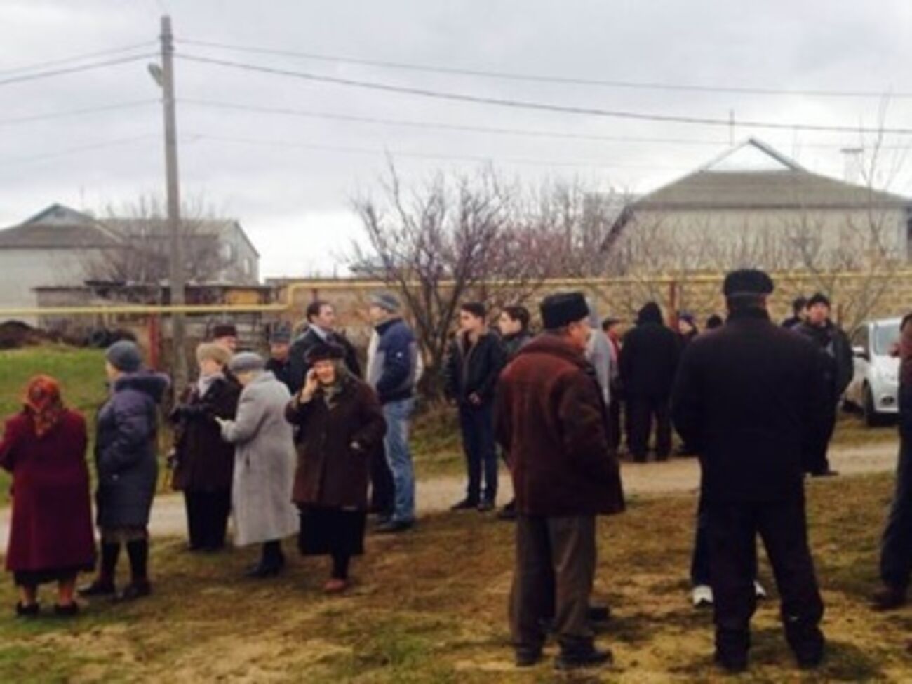 В данный момент вместе с супругой Чийгоза, Эльмирой Аблялимовой, в доме находятся друзья, соседи и близкие его семьи