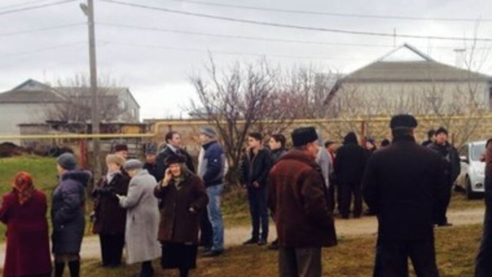 В данный момент вместе с супругой Чийгоза, Эльмирой Аблялимовой, в доме находятся друзья, соседи и близкие его семьи