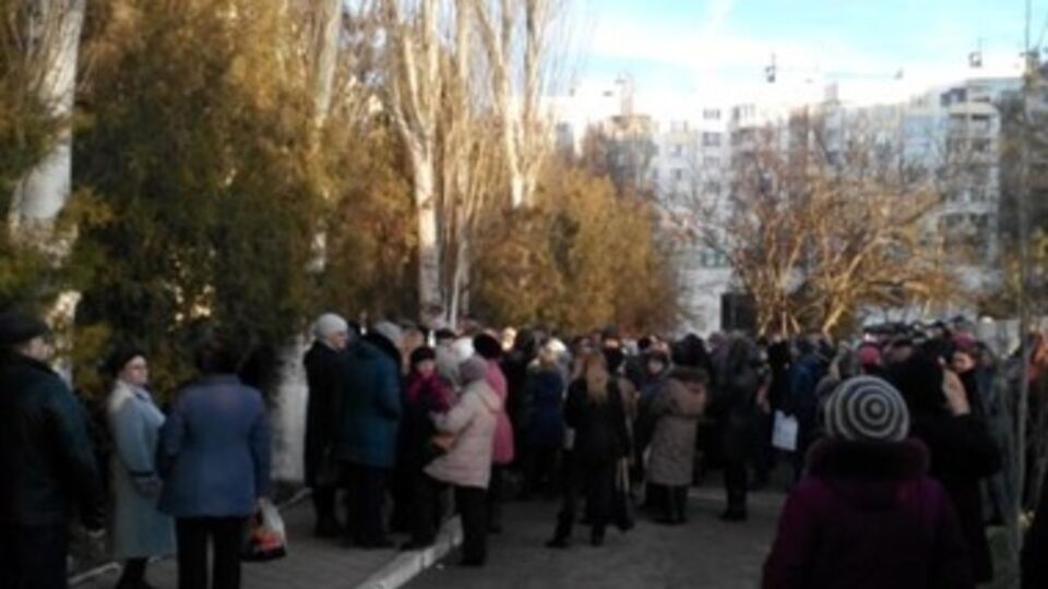 Одновременно в очереди за талончиками оказалось больше тысячи человек