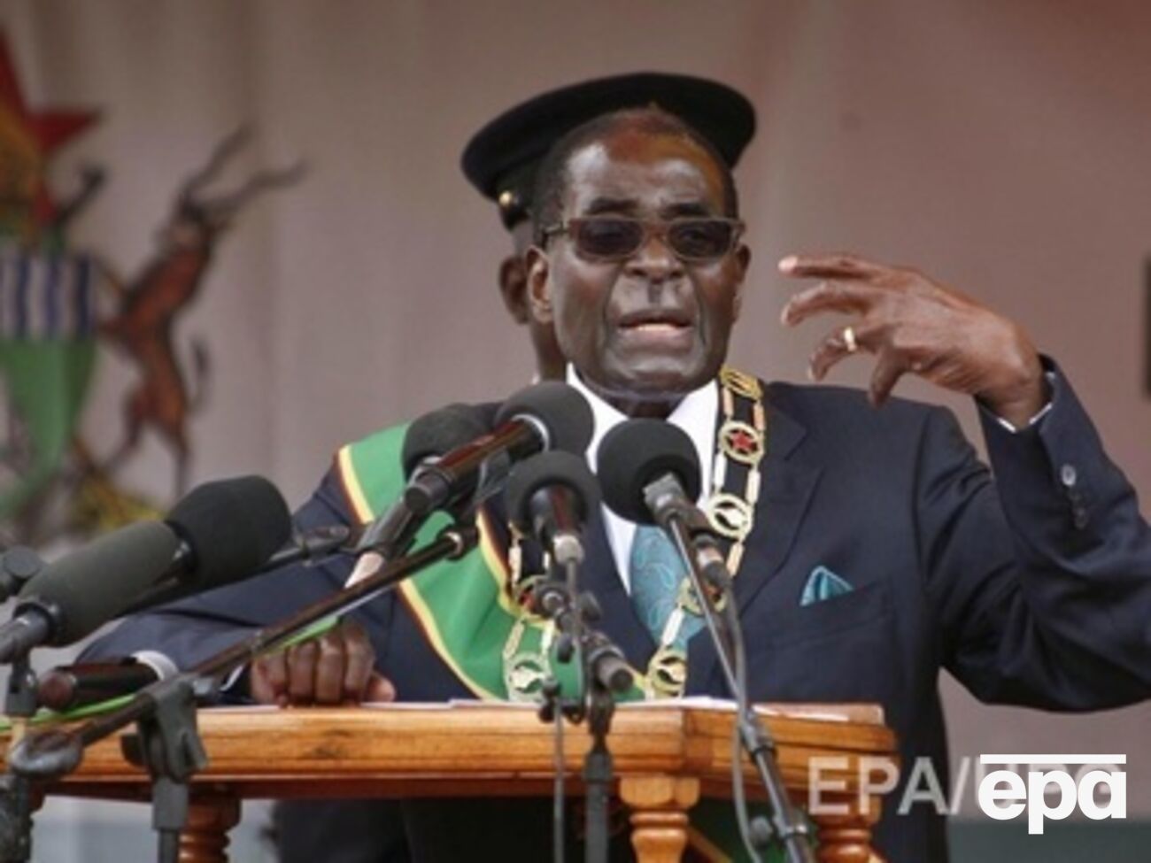 В августе 2014 года Мугабе, находящийся у власти уже около 35 лет, был переизбран на пост президента Зимбабве шестой раз