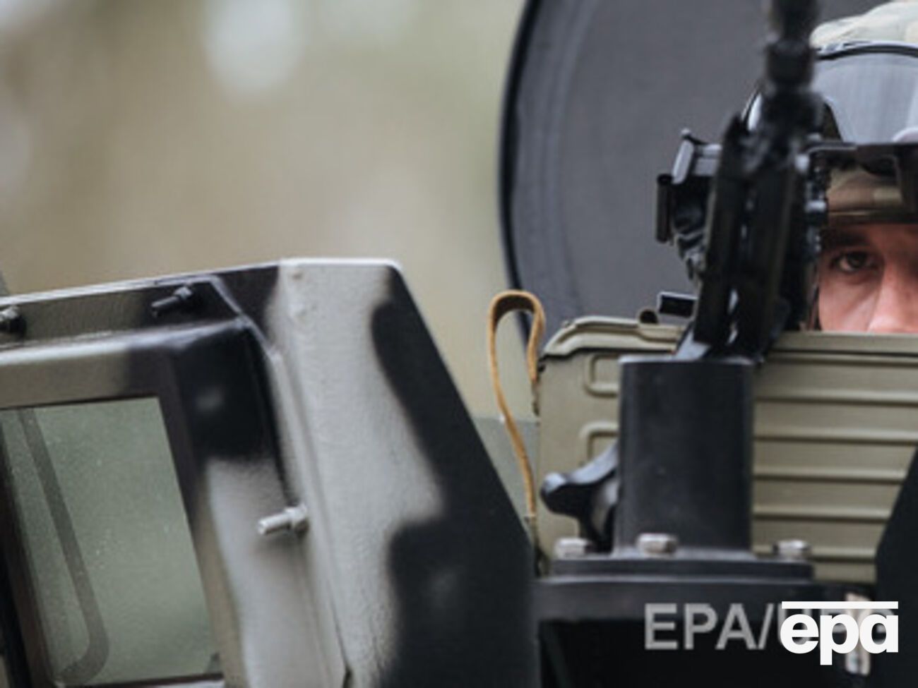 Россия продолжает поставлять на Донбасс технику и живую силу