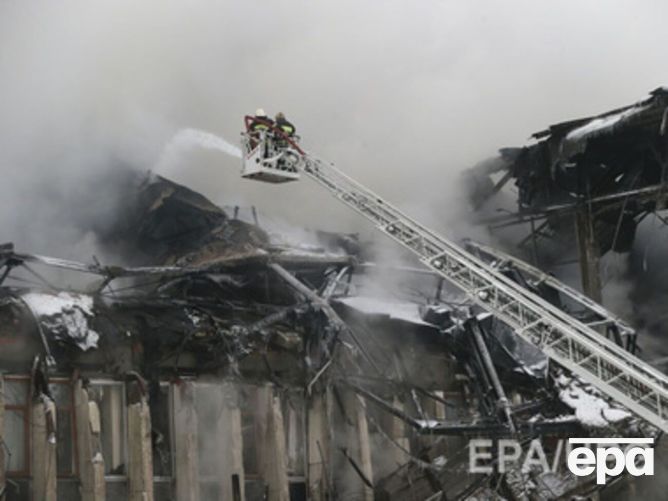 Пожар до сих пор не удалось потушить