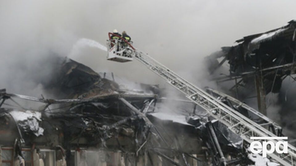 Пожар до сих пор не удалось потушить