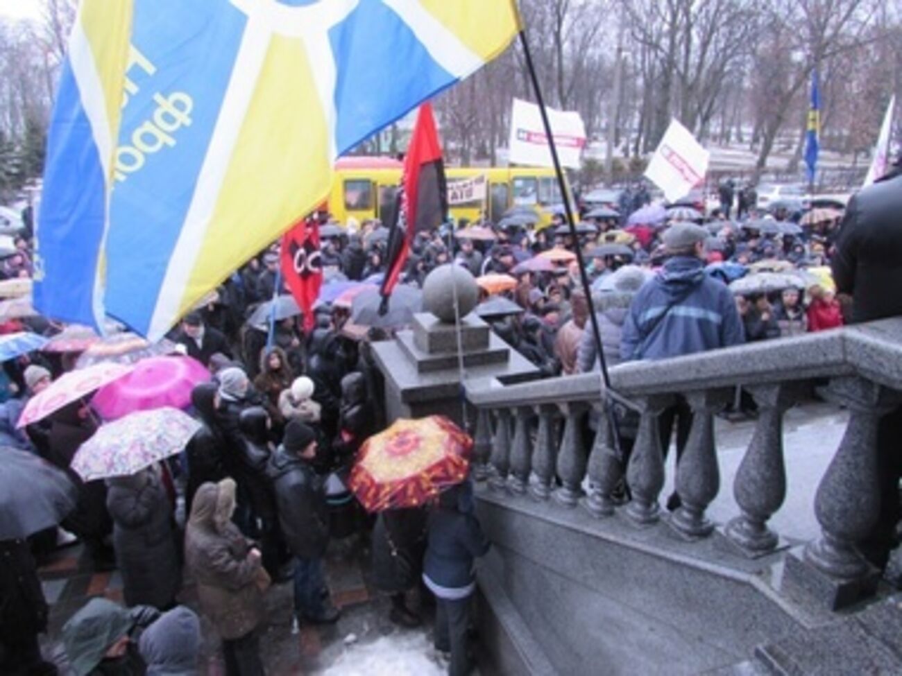 Активисты требуют провести внеочередную сессию местного совета для реализации требований митингующих