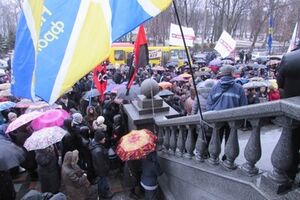 Активисты требуют провести внеочередную сессию местного совета для реализации требований митингующих