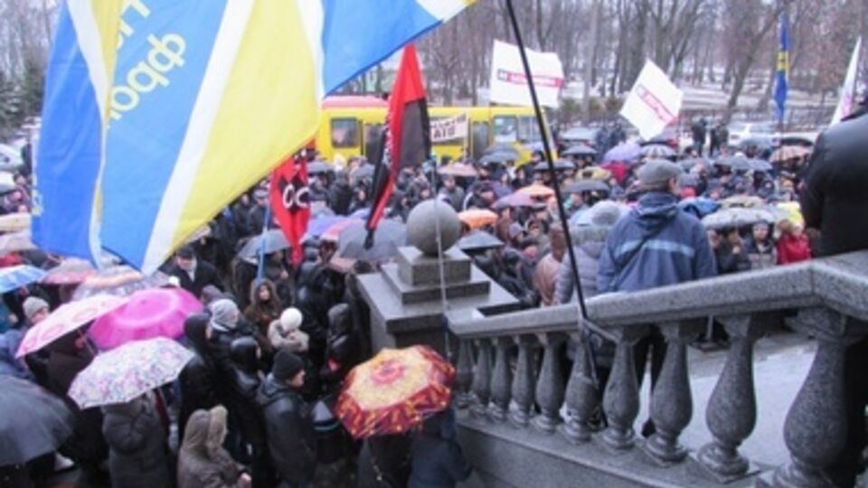 Активисты требуют провести внеочередную сессию местного совета для реализации требований митингующих