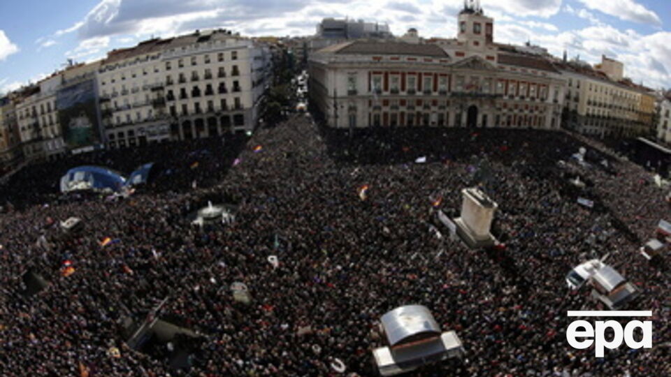 Podemos заявляет, что политики должны служить народу, а не частным интересам