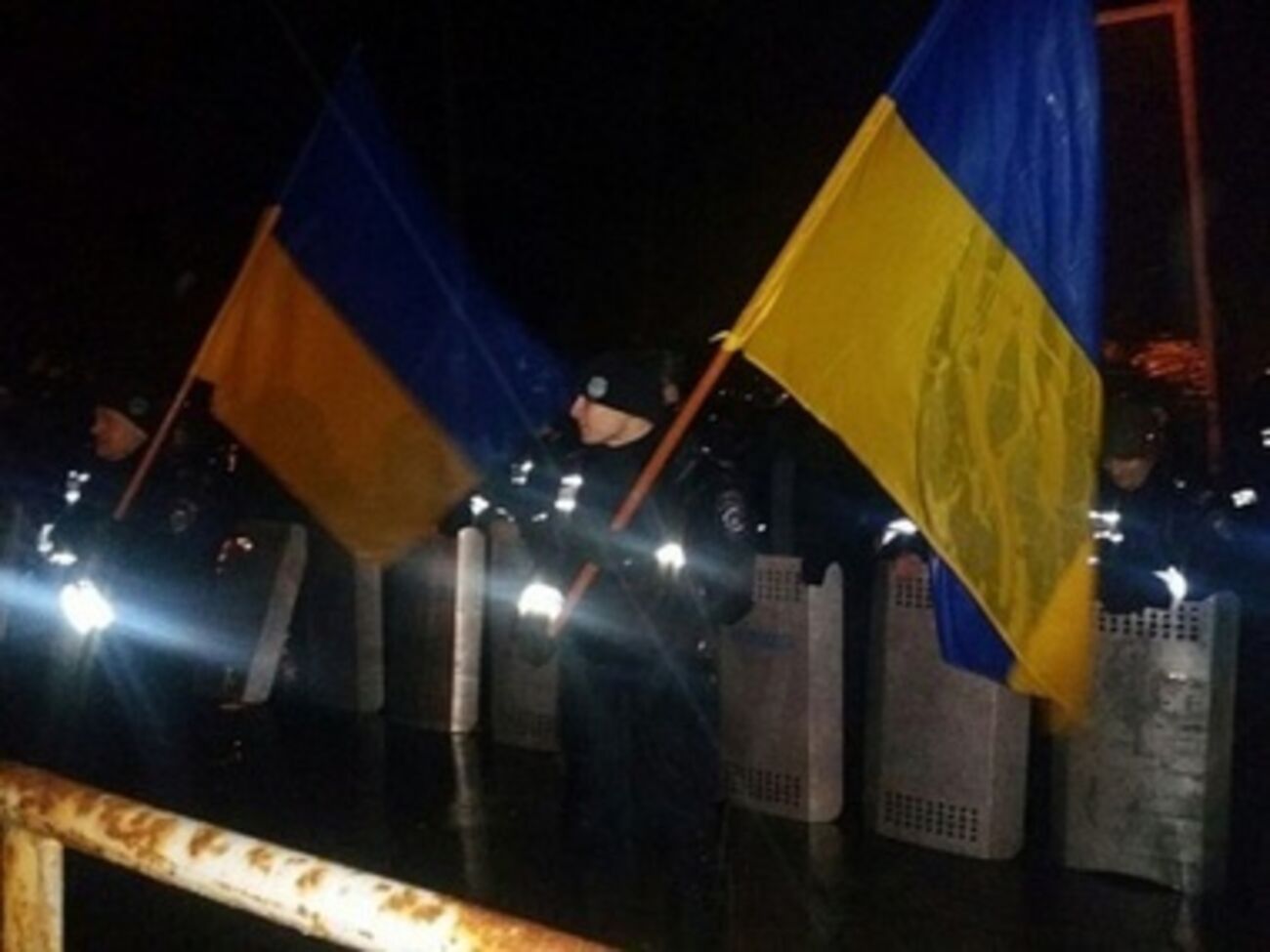 Милиция продолжает стоять живой цепью и будет нести дежурство всю ночь