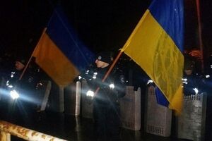 Милиция продолжает стоять живой цепью и будет нести дежурство всю ночь