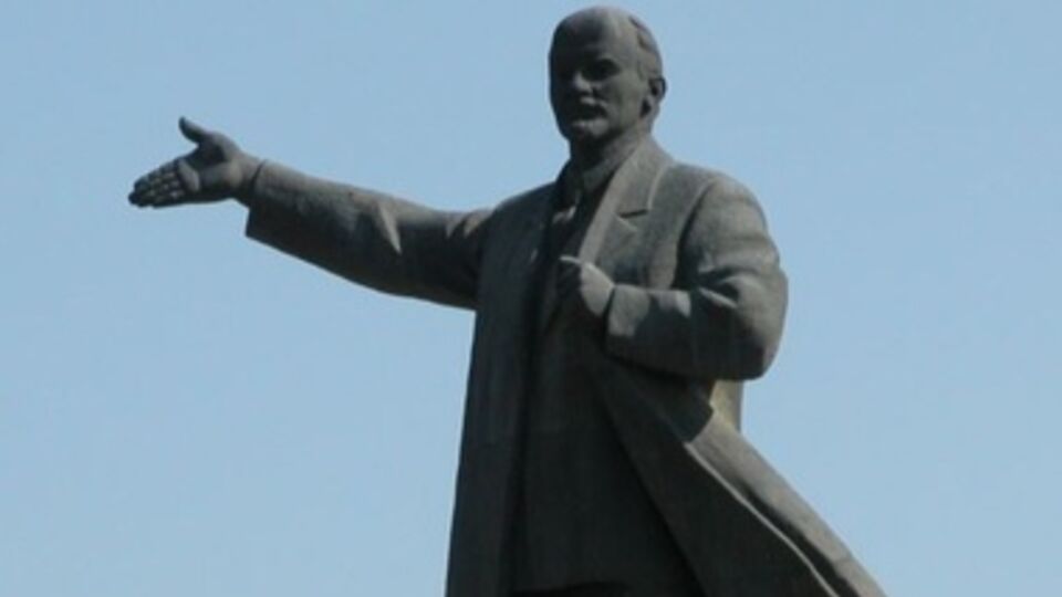 В Харькове демонтировали еще один памятник Ленину