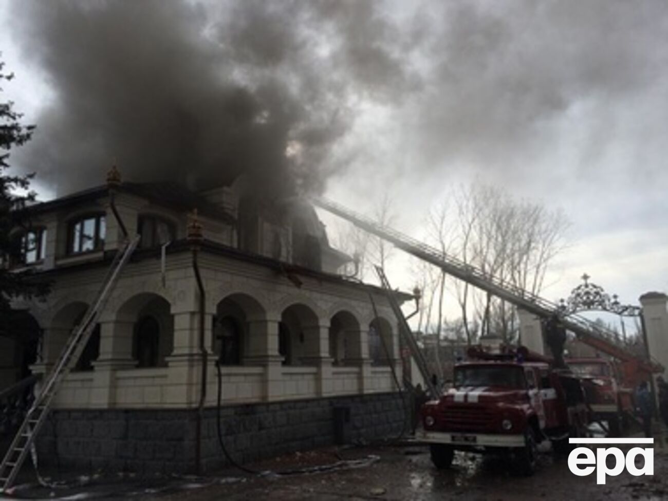 В самом соборе и в соседних домах в результате взрывов повреждено остекление