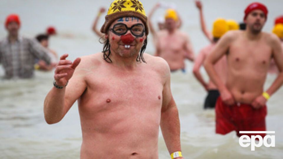 Новогодние купания в Бельгии проходят традиционно