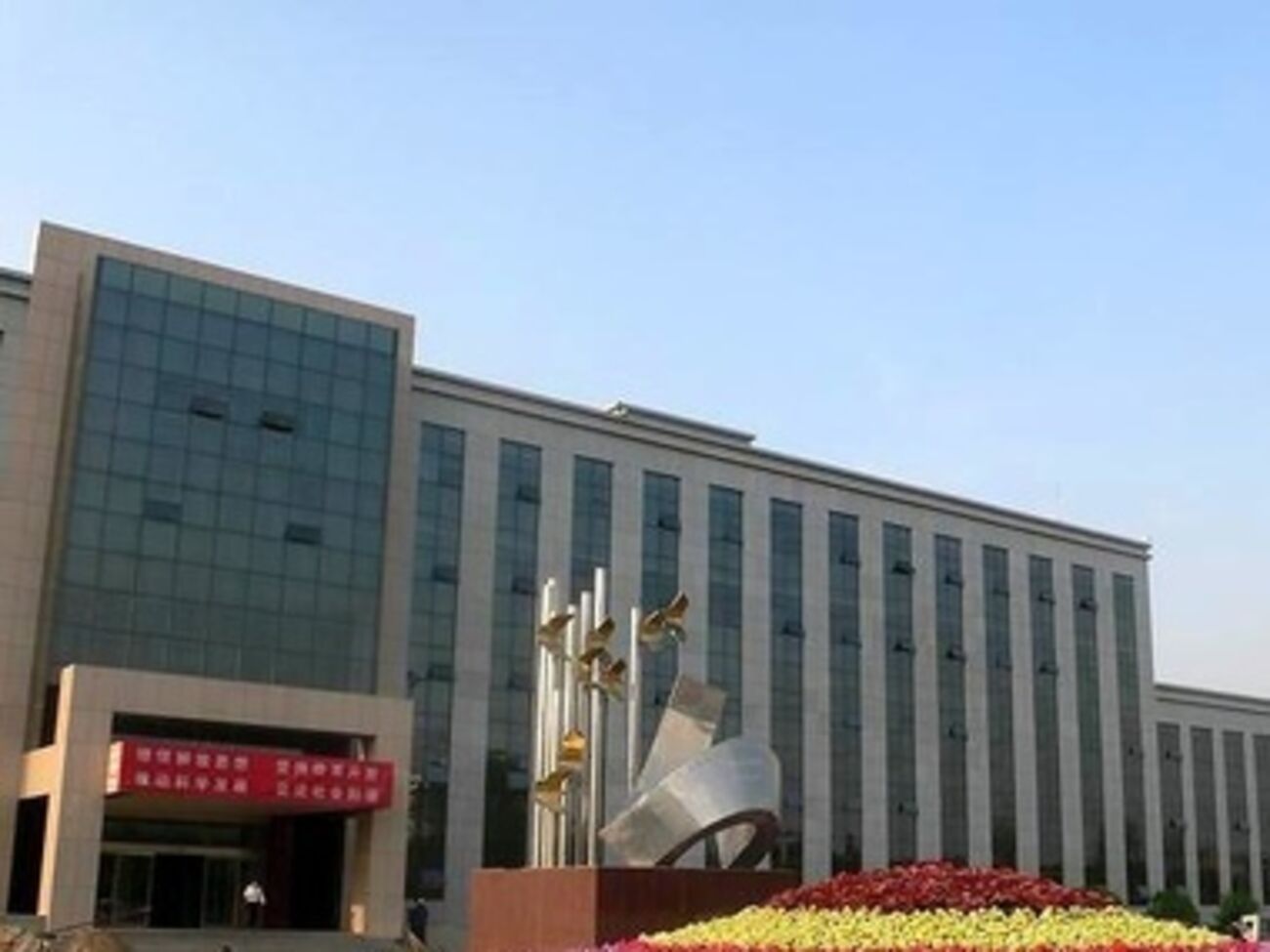 Здание правительства города, с которого собирались прыгнуть обманутые вкладчики