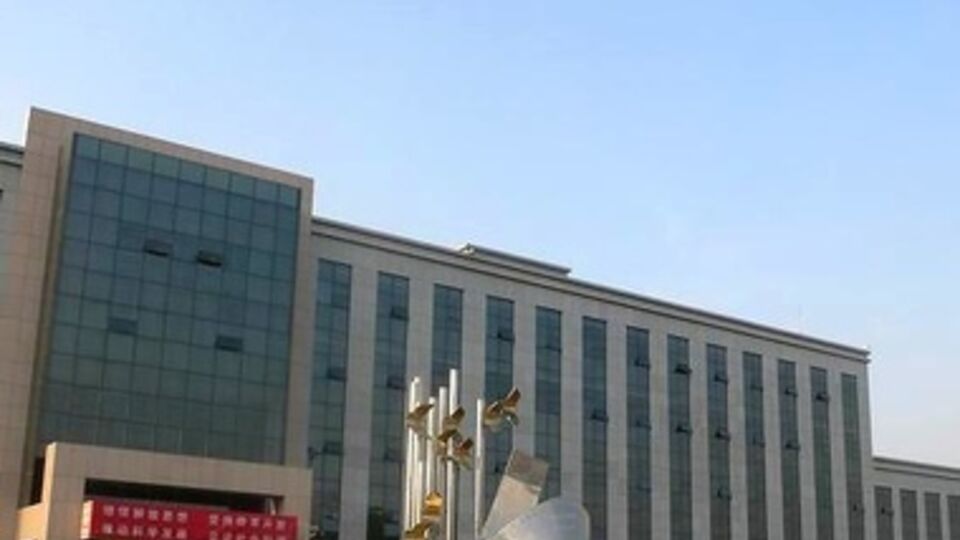 Здание правительства города, с которого собирались прыгнуть обманутые вкладчики