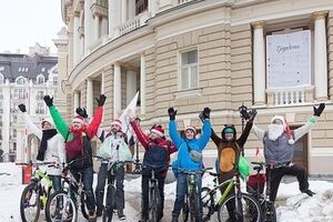 Поскольку был гололед, проехаться по замерзшим улицам рискнули всего семь любителей педального транспорта