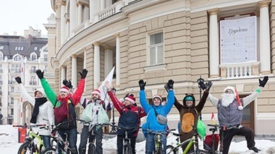 Поскольку был гололед, проехаться по замерзшим улицам рискнули всего семь любителей педального транспорта